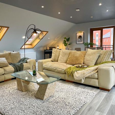 The Loft At Utopia Penthouse By M-Groupsa Суонзи Екстериор снимка